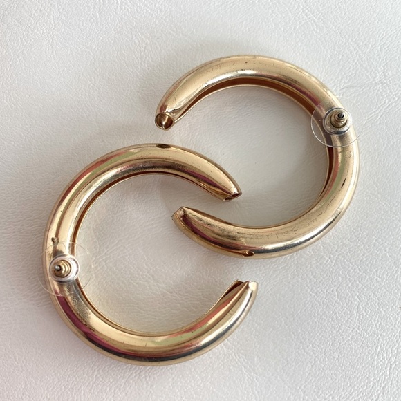 Vintage Gold Minimalist Chunky Horeshoe Hoop Earrings - Picture 5 of 5